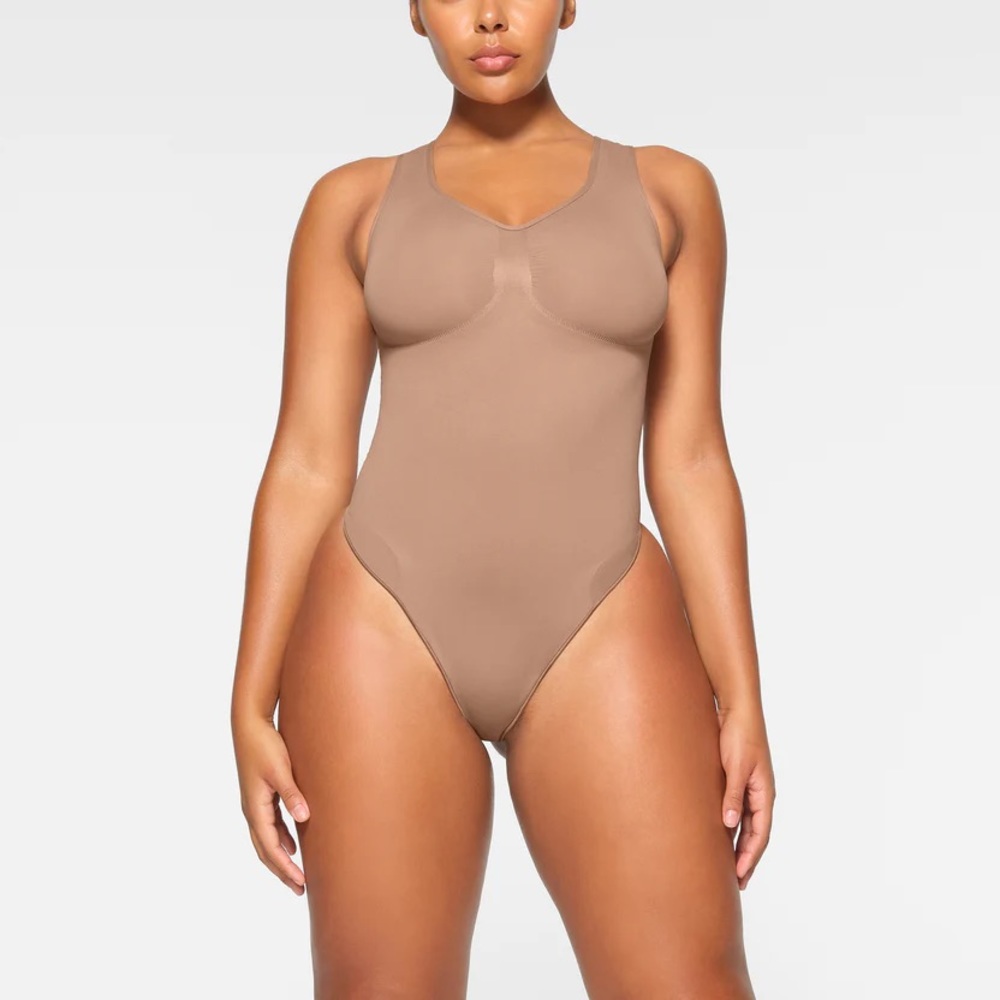SEAMLESS SCULPT SCOOP NECK THONG BODYSUIT